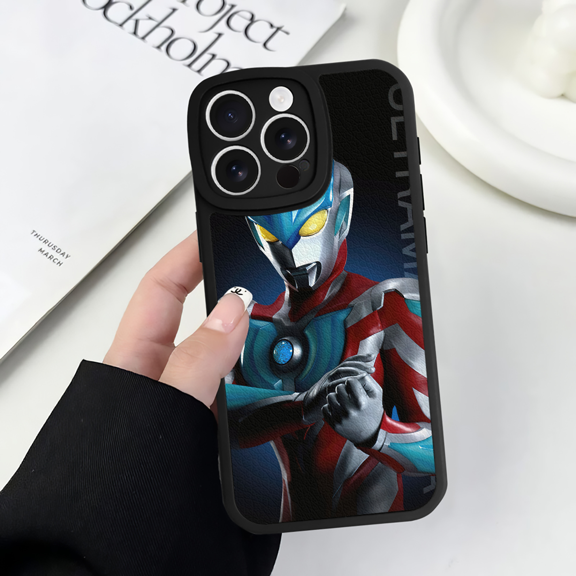 （画像用） ウルトラマン Ultraman 【iPhone 16シリーズ対応】シリコンスマホケース（レザー調） 材質：シリコン